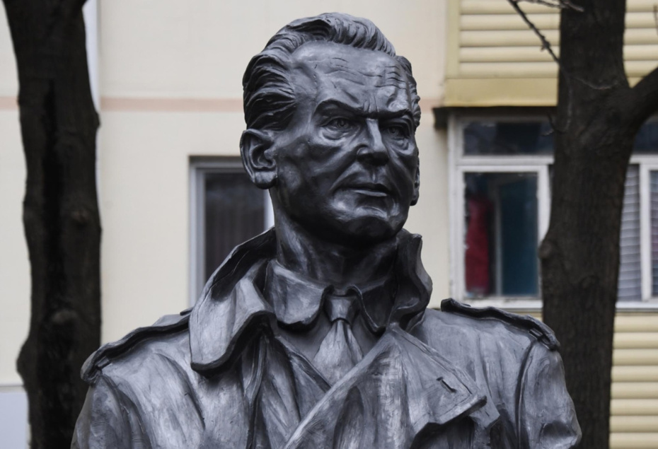 Памятник советскому разведчику Рихарду Зорге во Владивостоке