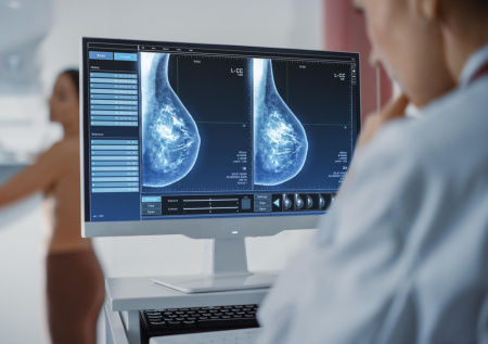 Гинеколог назвала признаки рака молочной железы
