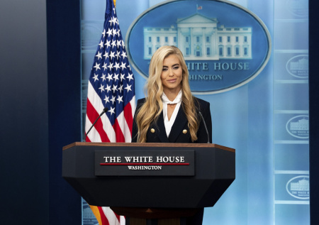Новая пресс-секретарь Трампа не продержалась на посту и недели