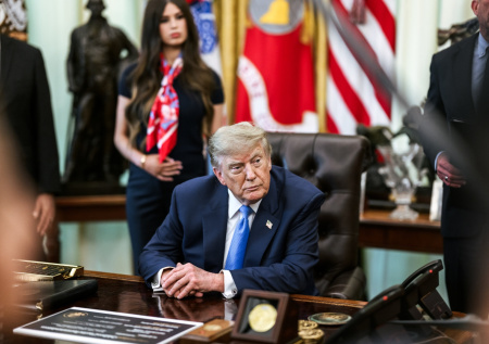 Трамп подписал указ о приостановке новых санкций и пошлин против России