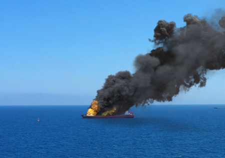 Нефтяной танкер подорвался на мине на важном морском логистическом маршруте