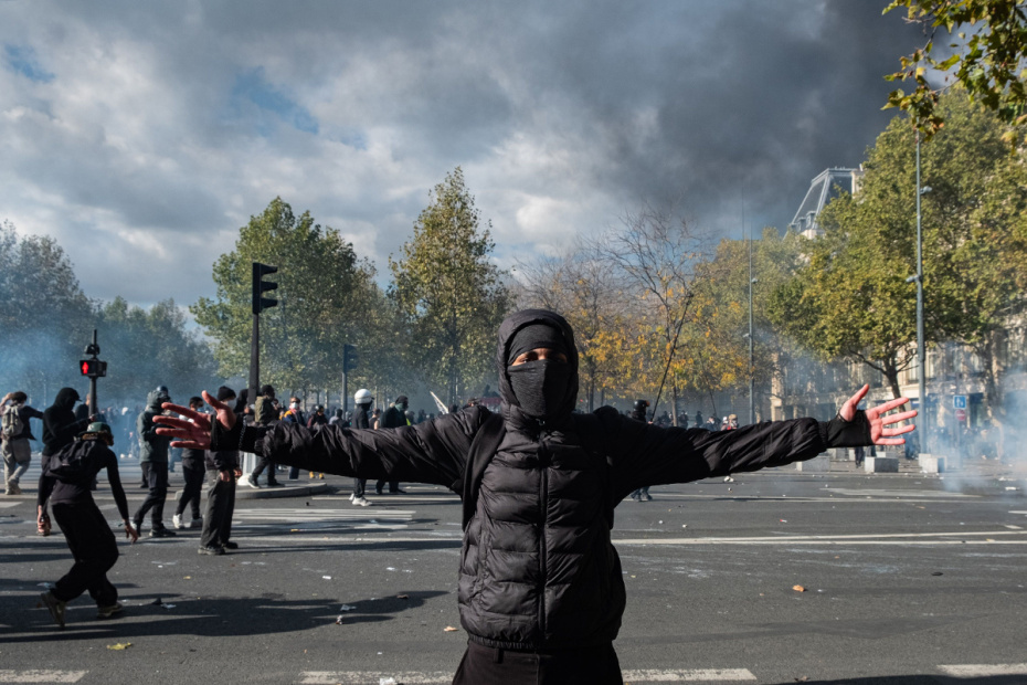 Во Франции проходят масштабные общенациональные протесты и столкновения с полицией, вызванные резким ростом стоимости жизни, инфляцией и проблемами в социальной сфере
