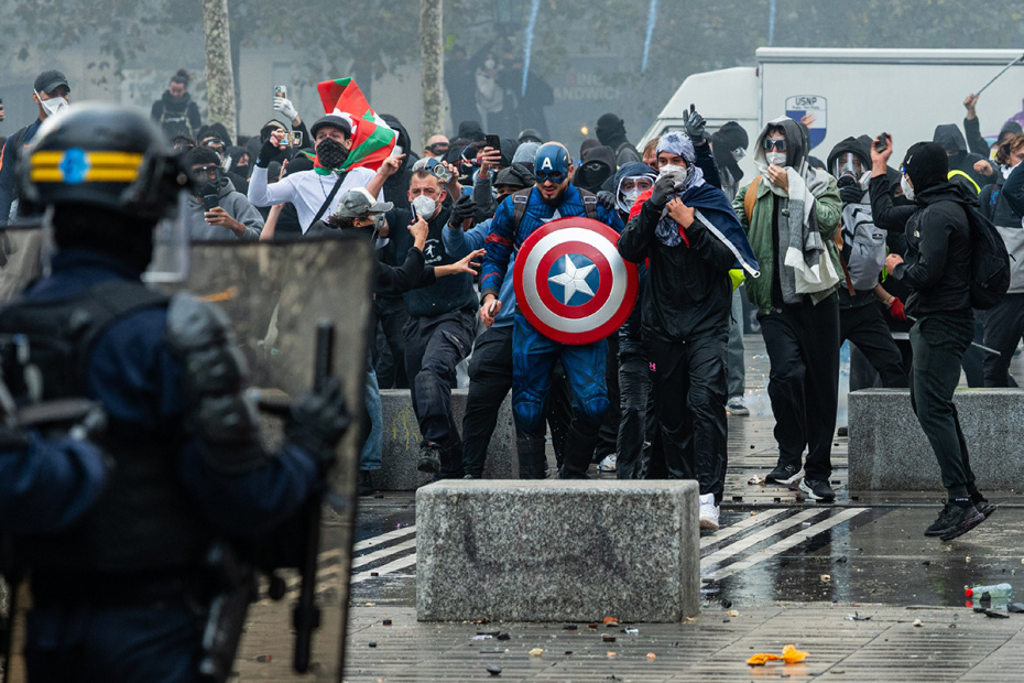 Во Франции проходят масштабные общенациональные протесты и столкновения с полицией, вызванные резким ростом стоимости жизни, инфляцией и проблемами в социальной сфере