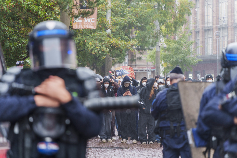 Во Франции проходят масштабные общенациональные протесты и столкновения с полицией, вызванные резким ростом стоимости жизни, инфляцией и проблемами в социальной сфере