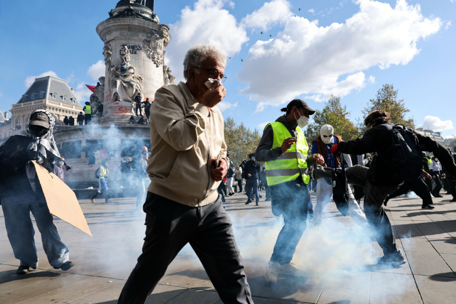 Во Франции проходят масштабные общенациональные протесты и столкновения с полицией, вызванные резким ростом стоимости жизни, инфляцией и проблемами в социальной сфере