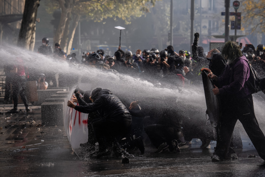 Во Франции проходят масштабные общенациональные протесты и столкновения с полицией, вызванные резким ростом стоимости жизни, инфляцией и проблемами в социальной сфере