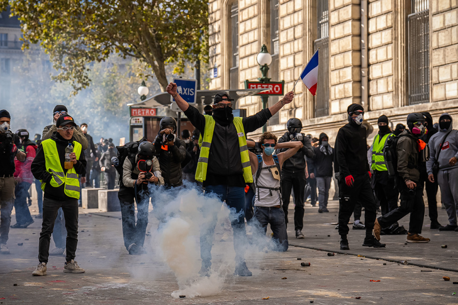 Во Франции проходят масштабные общенациональные протесты и столкновения с полицией, вызванные резким ростом стоимости жизни, инфляцией и проблемами в социальной сфере