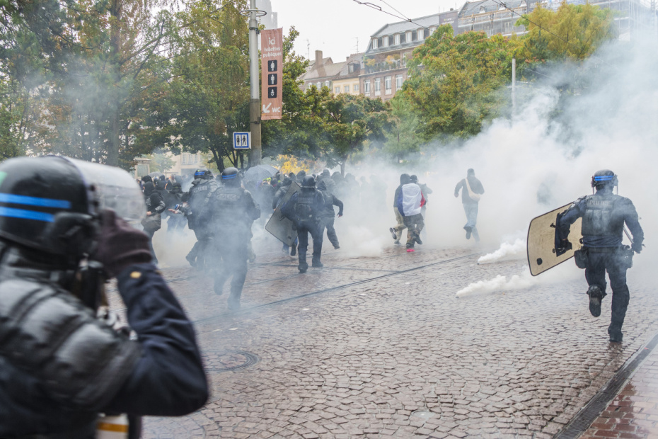 Во Франции проходят масштабные общенациональные протесты и столкновения с полицией, вызванные резким ростом стоимости жизни, инфляцией и проблемами в социальной сфере