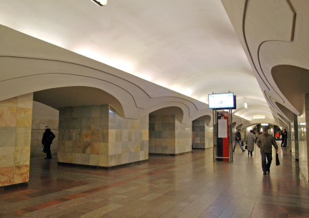 Движение по одной линии московского метро временно приостановили