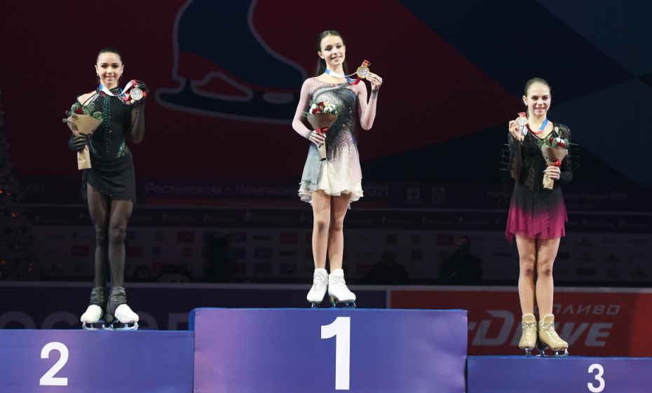 Призеры соревнований в женском одиночном катании на чемпионате России по фигурному катанию на церемонии награждения (слева направо): Камила Валиева — серебряная медаль, Анна Щербакова — золотая медаль, Александра Трусова — бронзовая медаль