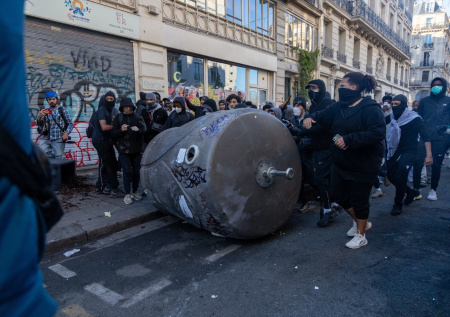 Руководство Франции начало скандалить на фоне протестов