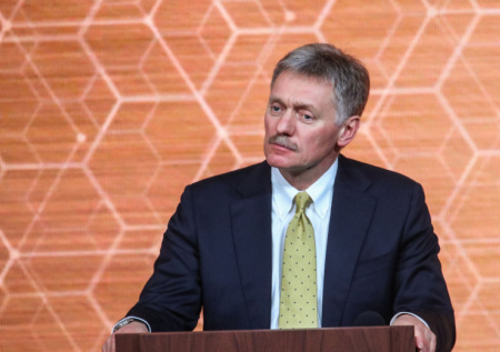 Песков рассказал о возможности трехсторонней встречи России, США и Китая