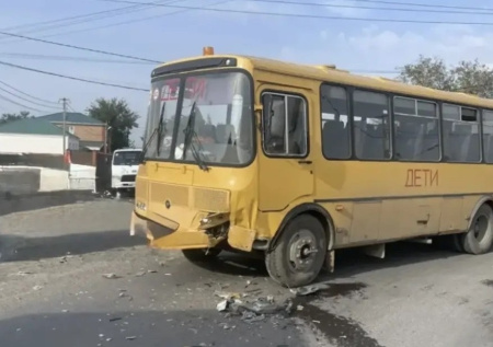 Россиянин на легковушке влетел в школьный автобус с детьми