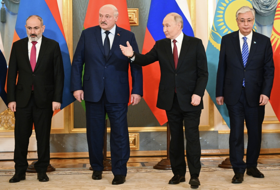 Президент РФ Владимир Путин во время общего фотографирования лидеров стран — участниц Евразийского экономического союза (ЕАЭС) в Москве, 2024 год