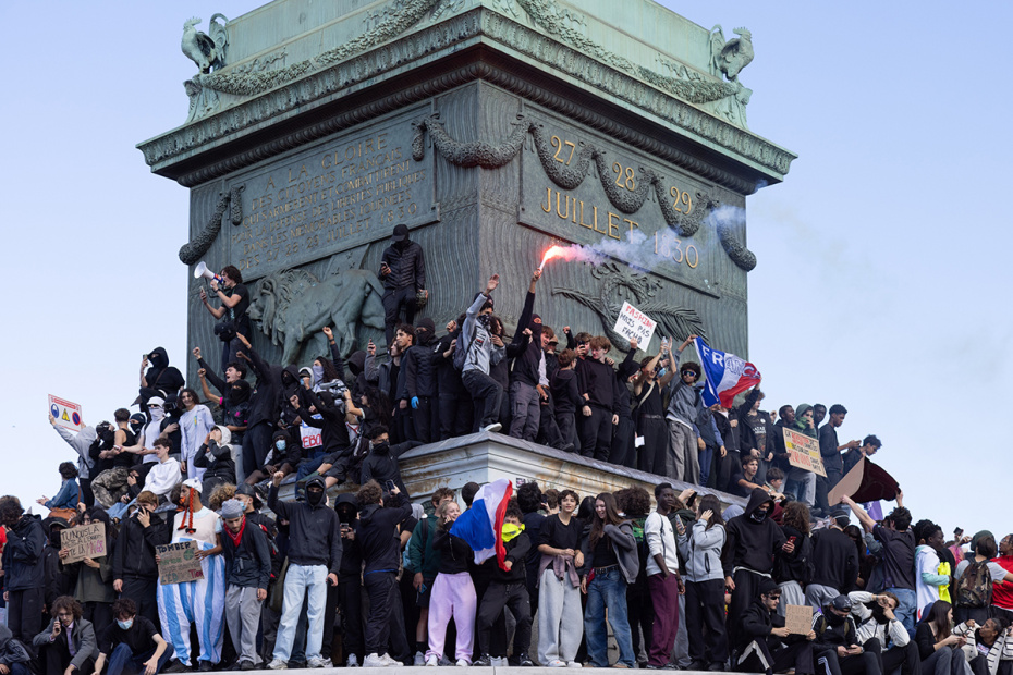 Участники акции протеста в Париже, Франция