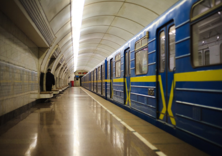 Метро Киева встало после удара по подстанции