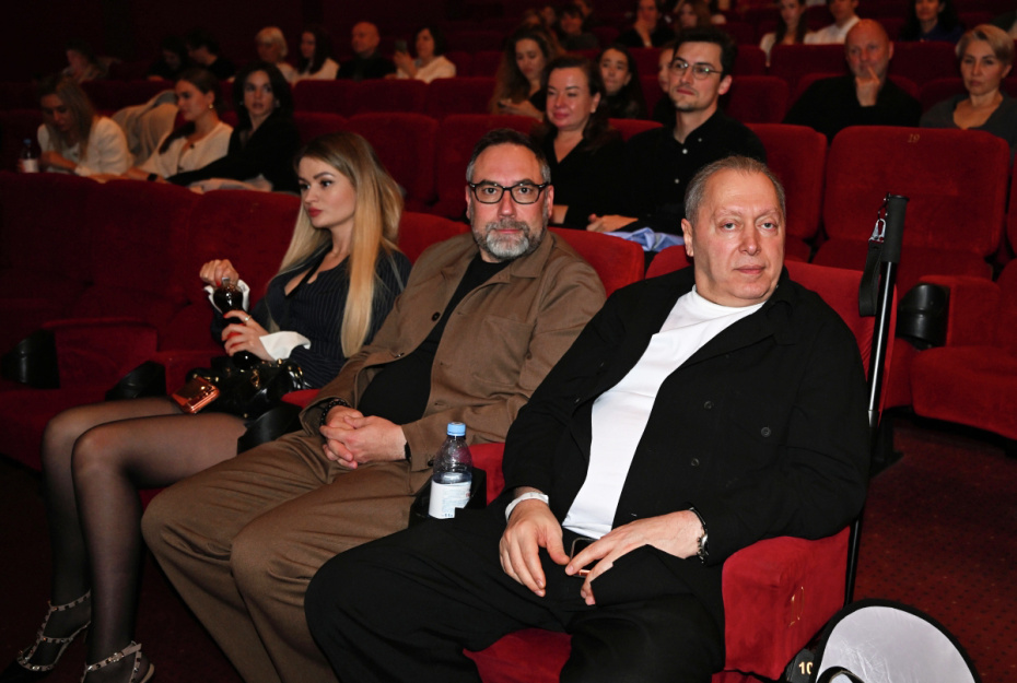 Продюсеры Теймур Джафаров (в центре) и Рафаел Минасбекян на премьере фильма «Рождение империи» в Москве