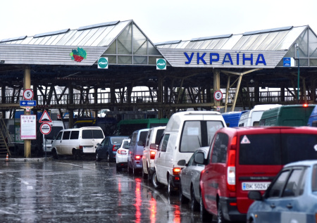 На границе между Украиной и Польшей возникла гигантская очередь