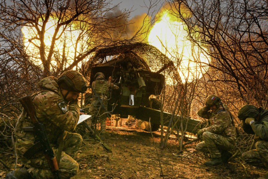 Военнослужащие ВС РФ стреляют высокоточными снарядами «Краснополь» из гаубицы 2А65 «Мста-Б»
