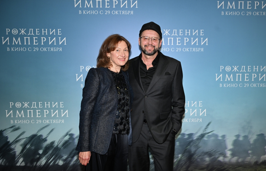 Режиссер Андрей Кравчук с супругой Елизаветой на премьере фильма «Рождение империи» в Москве