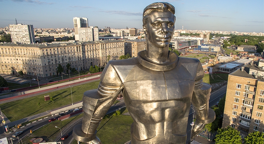 Памятник космонавту Юрию Гагарину скульптора П. Бондаренко на Ленинском проспекте