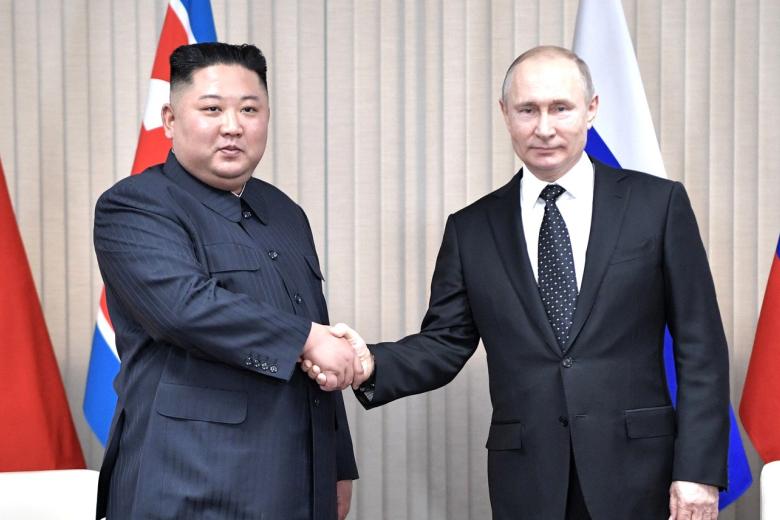 Лидер Северной Кореи Ким Чен Ын (слева) и президент России Владимир Путин