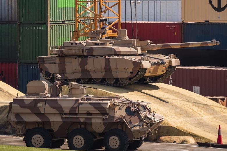 Танк Leclerc вооруженных сил Франции и машина Fuchs 2