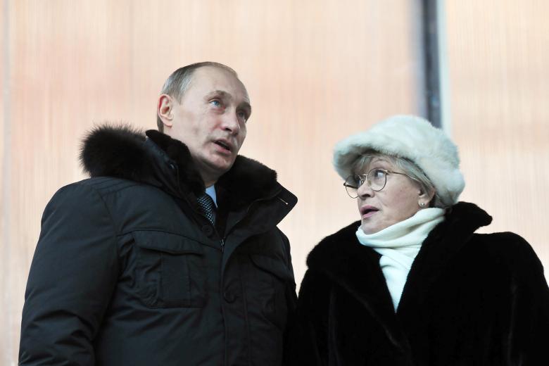 Владимир Путин и актриса Алиса Фрейндлих на торжественной церемонии спуска на воду танкера «Кирилл Лавров» в ОАО «Адмиралтейские верфи», 2009 год
