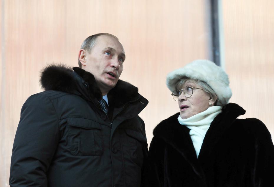 Владимир Путин и актриса Алиса Фрейндлих на торжественной церемонии спуска на воду танкера «Кирилл Лавров» в ОАО «Адмиралтейские верфи», 2009 год