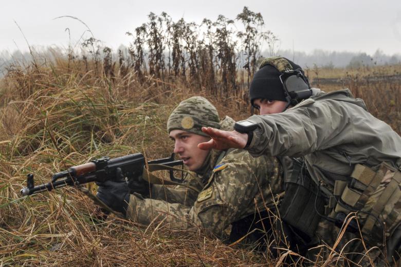 Украинский солдат и американский инструктор на учениях