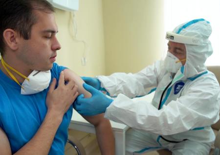 Вторая группа добровольцев хорошо перенесла вакцину от COVID-19