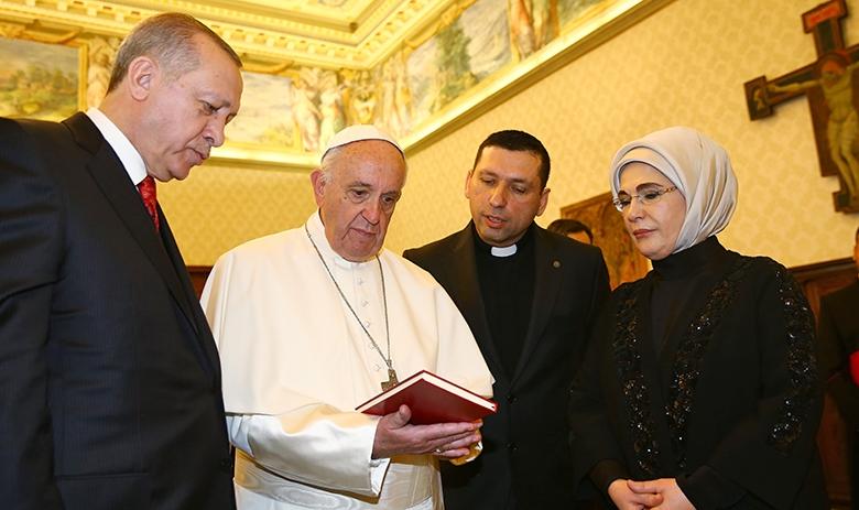 Президент Турции Реджеп Тайип Эрдоган (слева) и папа римский Франциск (в центре) 