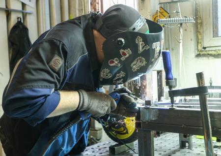 Россияне ответили, готовы ли они пойти в сварщики ради больших денег