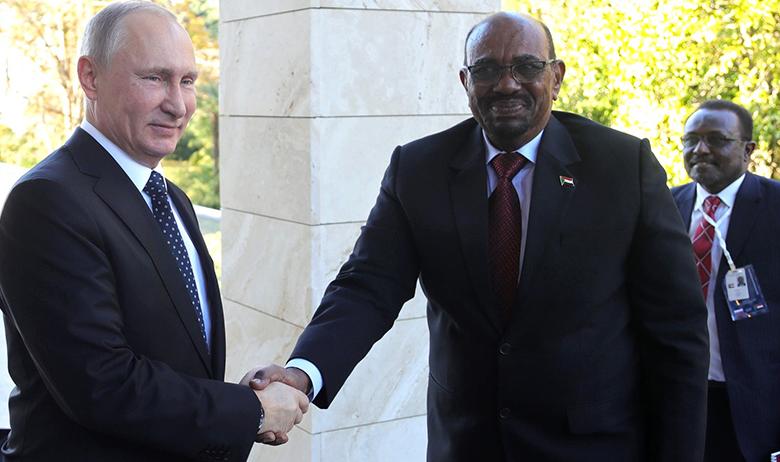 Президент РФ Владимир Путин и президент Судана Омар аль-Башир