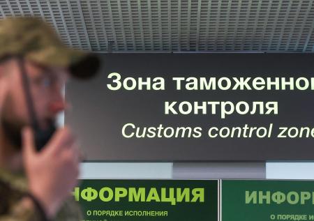 Мужчина пытался провезти в Грузию более 150 пистолетов под днищем машины