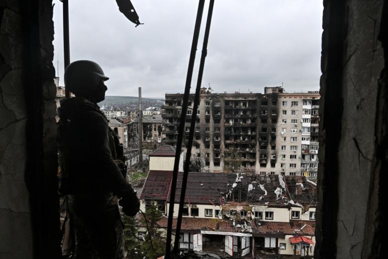 Боец ЧВК «Вагнер» осматривает разрушенный район Артёмовска