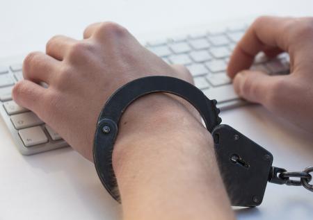 Блогеру Reeflay предъявили обвинение после смерти девушки в прямом эфире