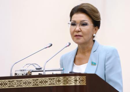 Дочь Назарбаева исключили из политсовета правящей партии Казахстана