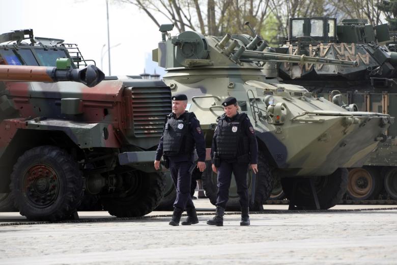 Сотрудники полиции на площадке трофейной военной техники, захваченной российскими военнослужащими в ходе СВО в парке Победы на Поклонной горе
