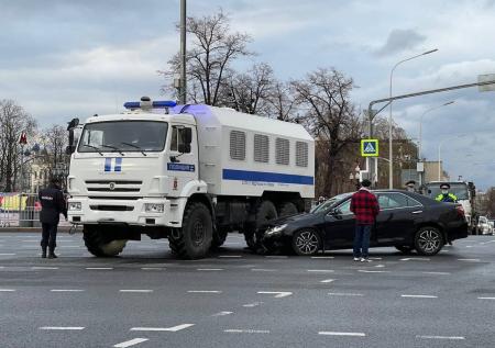Автозак попал в аварию на Пушкинской площади в центре Москвы