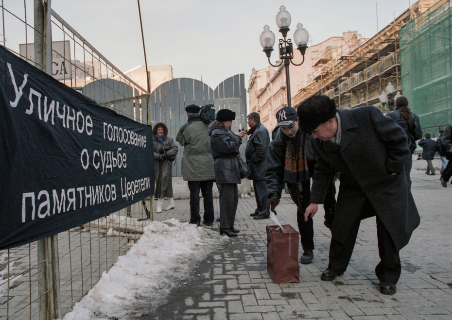 26 марта 1997 г. Уличное голосование, выявляющее отношение москвичей к демонтажу памятника Петру I, созданного на Крымской набережной по проекту скульптора Зураба Церетели