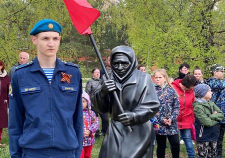 Скульптуру бабушки со Знаменем Победы установили в Костроме
