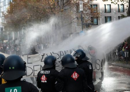 Полиция Франкфурта разгоняет водомётами протестующих против карантина