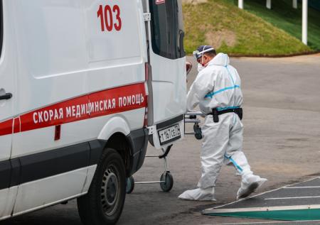 Биолог объяснила, почему в России еще не закончилась волна коронавируса