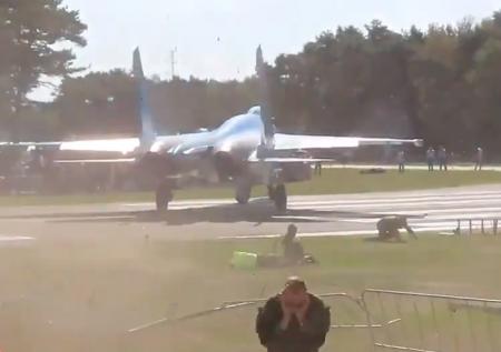 Украинский Су-27 развеселил Сеть, сдув персонал на авиашоу в Бельгии