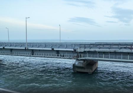 Движение транспорта по Крымскому мосту перекрыли