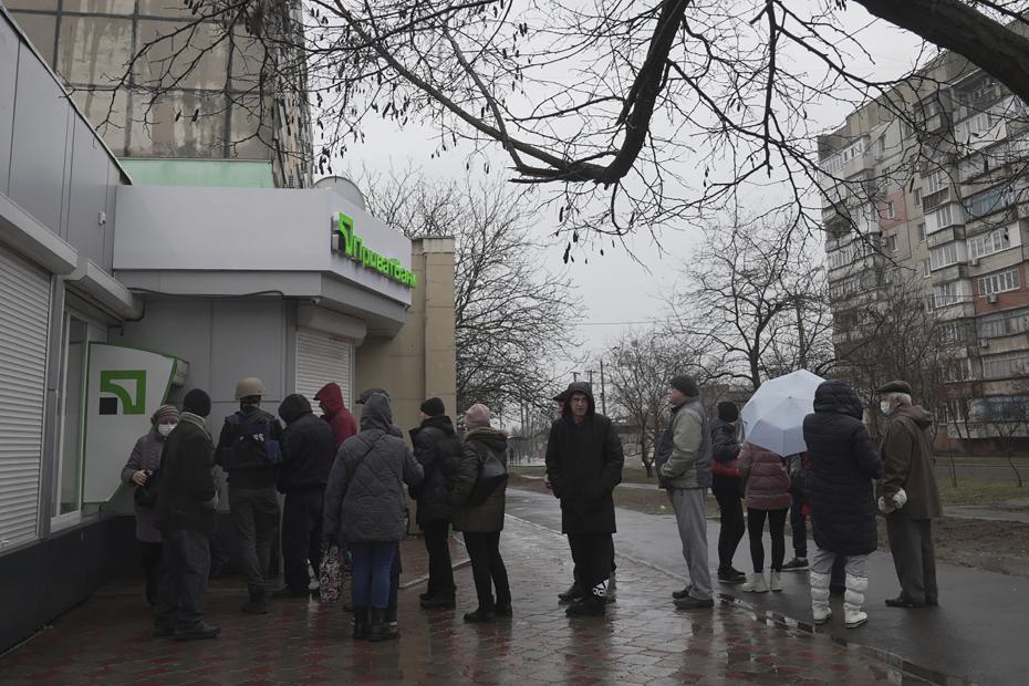  Украина. Мариуполь. Очередь к банкоматам на одной из улиц города. 24 февраля 2022 года