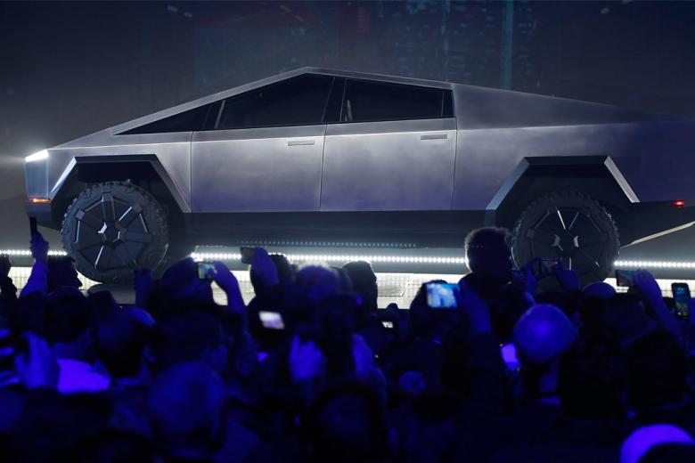 Презентация электропикапа Сybertruck в дизайн-студии Tesla в Хоторне