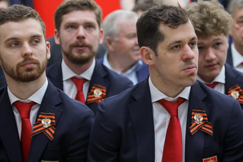 Игроки сборной России Илья Сорокин, Евгений Малкин (слева направо на переднем плане) во время презентации состава национальной сборной России по хоккею в преддверии чемпионата мира 2019 г. в Словакии.