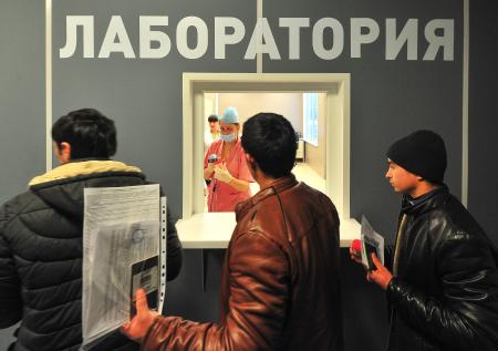 Мигрантов могут обязать предоставлять справку о здоровье